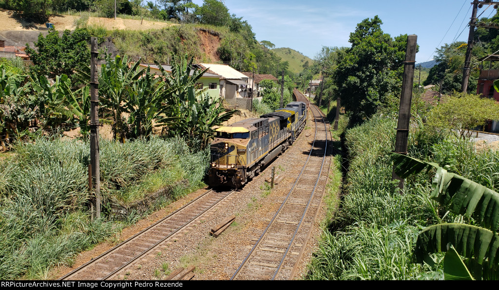 Ore train in Humberto Antunes